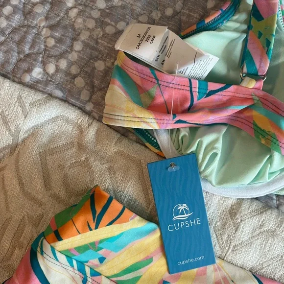 Cupshe Tropical Leaf Women’s Two Piece size medium, NWT. - Picture 3 of 3